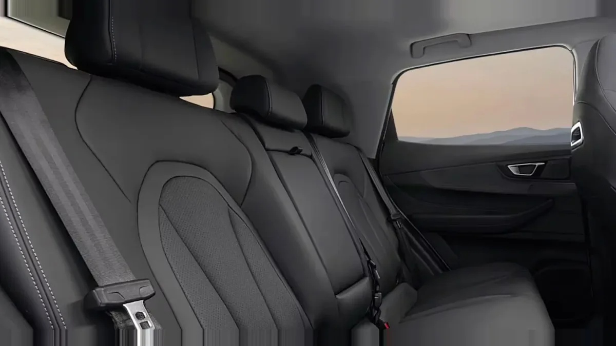 Ebro s400 1.5 DHE HEV Excellent CVT en renting — Interior
