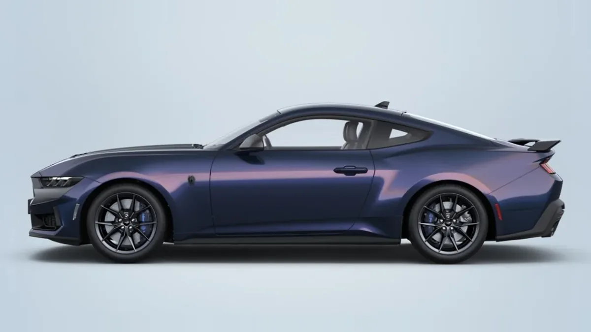 Ford Mustang 5.0 Ti-VCT V8 Mustang Dark House AT en renting — Lateral