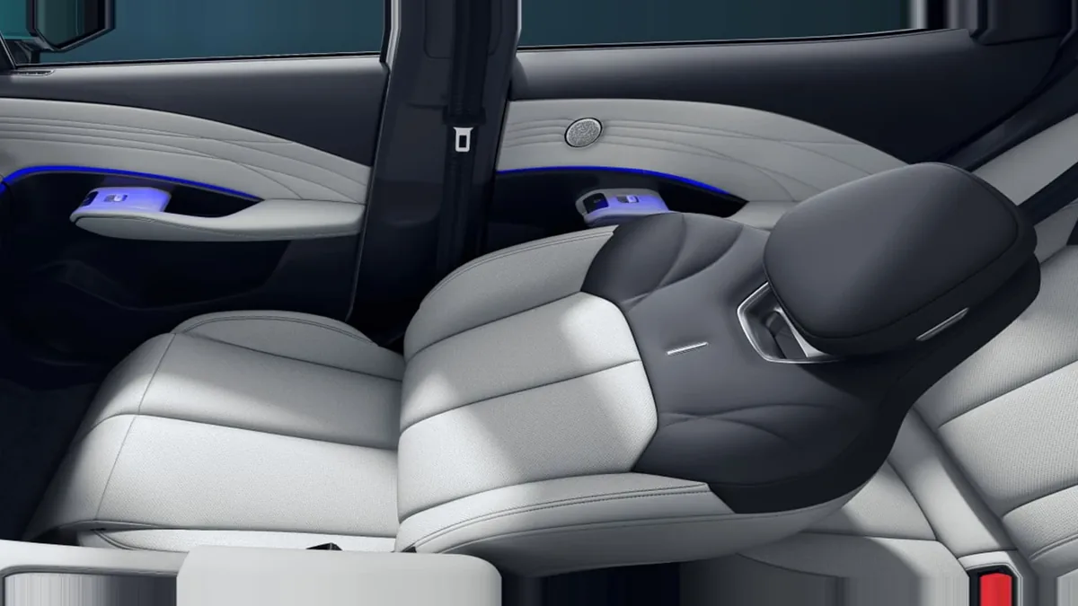 Omoda 7 1.5 TGDI PHEV Premium 279CV en renting — Delantera