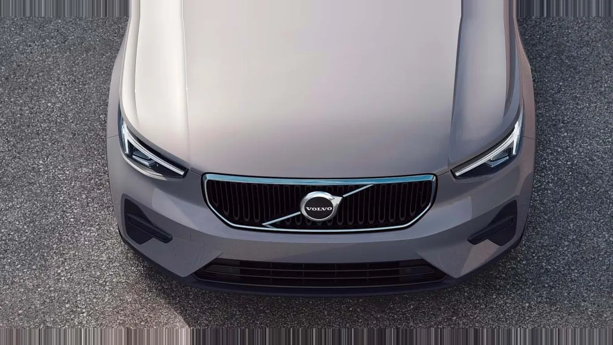 Volvo XC40 2.0 B3 Core G Auto en renting — Delantera
